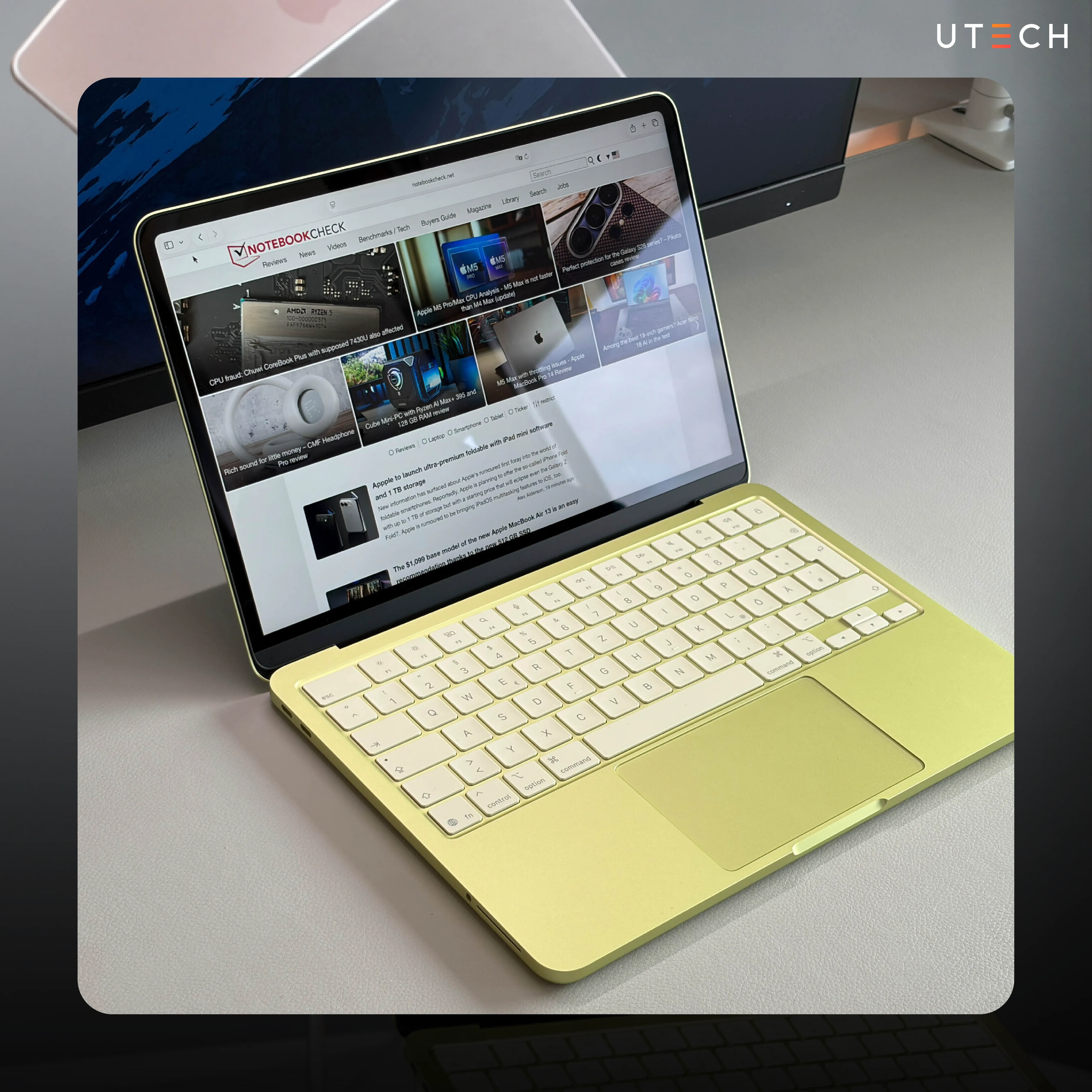 MacBook Neo เครื่องจริง เปิดใช้งานบนโต๊ะทำงาน พร้อมคีย์บอร์ดและหน้าจอสำหรับการใช้งานทั่วไป