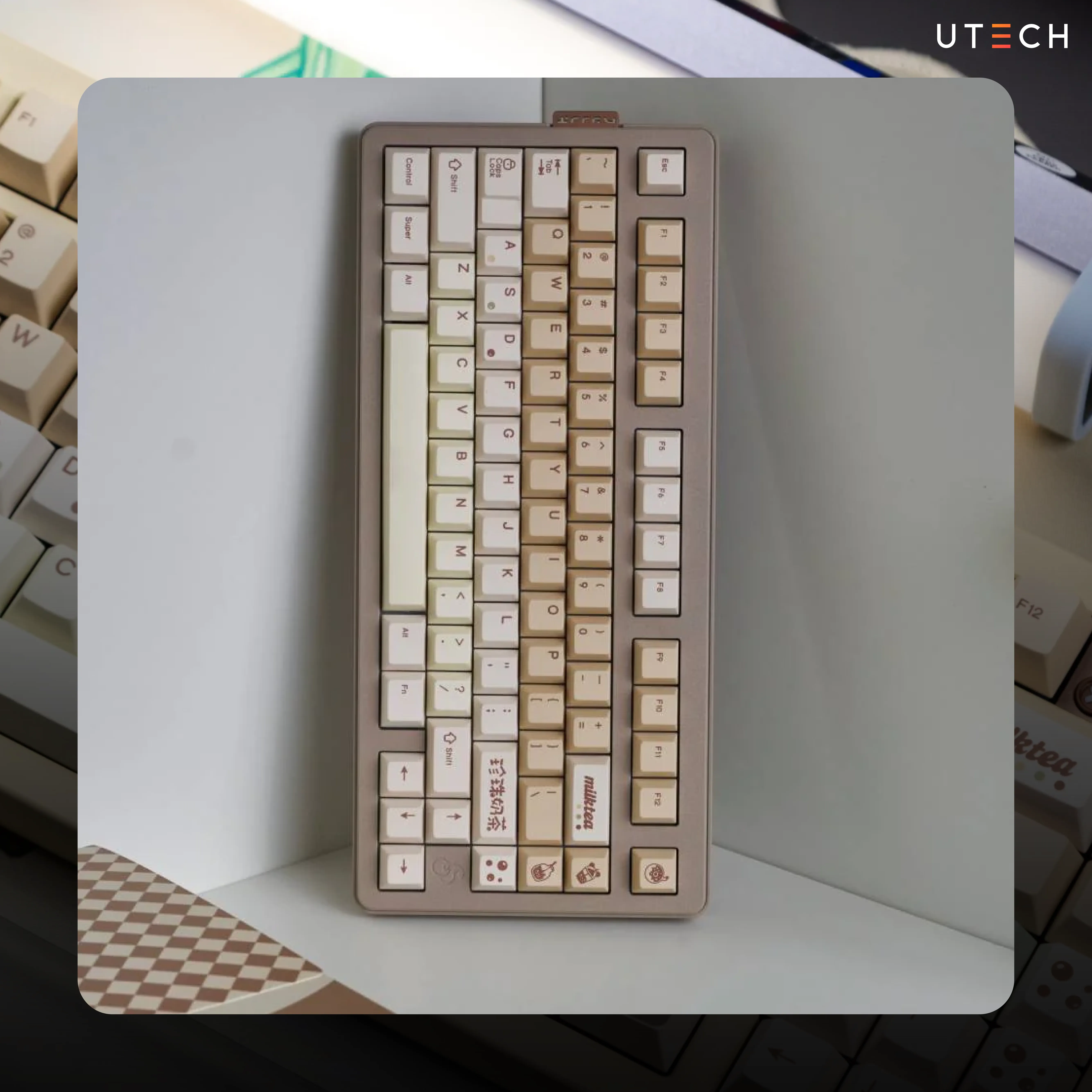 คีย์บอร์ด Mechanical Keyboard ติดตั้งคีย์แคป Qwertykeys Pearl Milk Tea โทนสีครีมมินิมอล ช่วยเพิ่มความสวยงามให้กับโต๊ะคอม